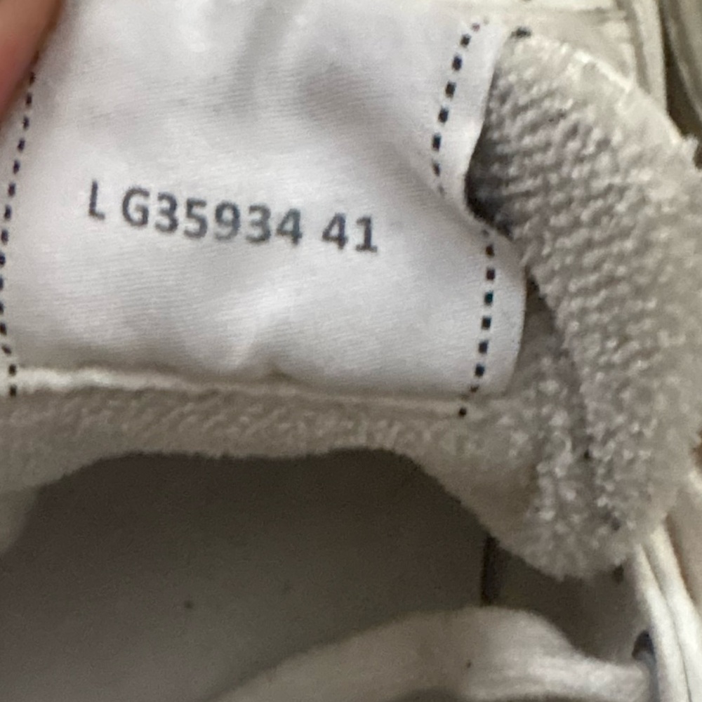 CHANEL Leather Low-Top Sneakers - Picture 4 of 5